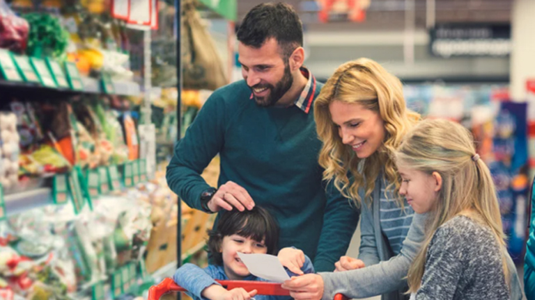 Famille à l'épicerie