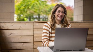 Femme et ordinateur