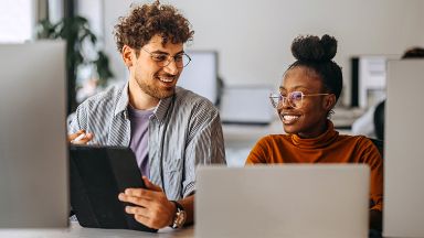 Étudiante et étudiant