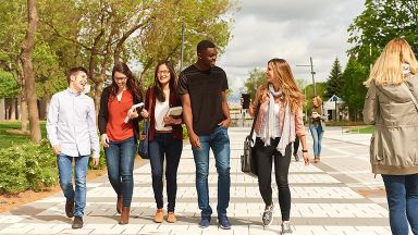 Étudiantes et étudiants sur le Campus