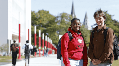 Étudiante et étudiant