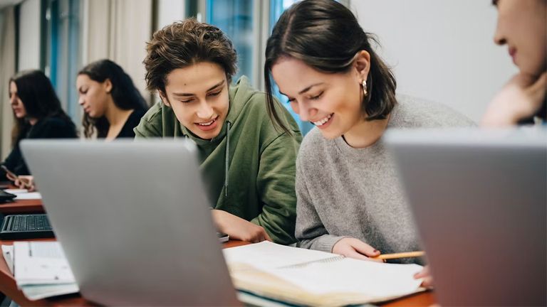 Étudiante et étudiant