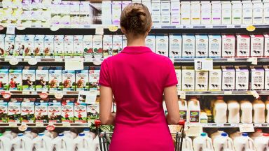 Femme devant des produits laitiers