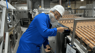Thomas, stagiaire en contrôle de la qualité alimentaire